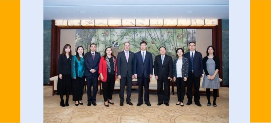 El Embajador Luis Diego Monsalve y la Cónsul Luz Helena Echeverry se reunieron con el Vicealcalde de Shanghái