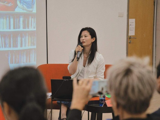 La Embajada de Colombia en China organizó un conversatorio virtual con Margarita García Robayo sobre la obra Hay ciertas cosas que una no puede hacer descalza ( 有些事赤脚女人不能做 )