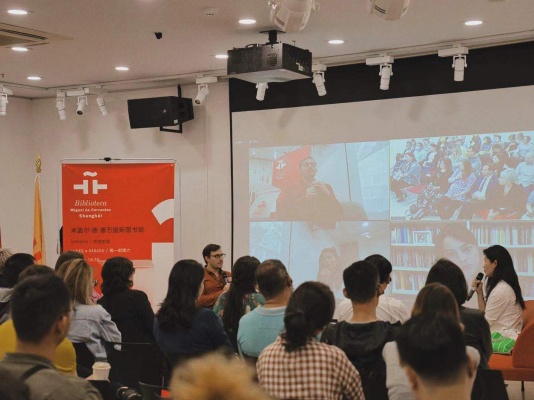 La Embajada de Colombia en China organizó un conversatorio virtual con Margarita García Robayo sobre la obra Hay ciertas cosas que una no puede hacer descalza ( 有些事赤脚女人不能做 )