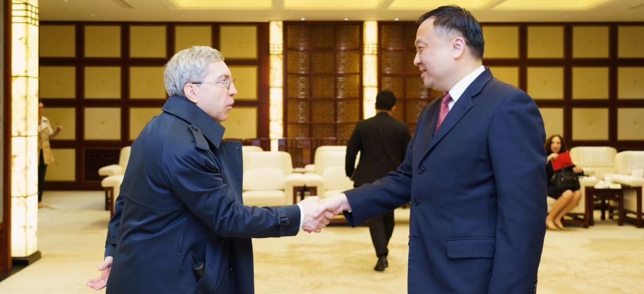 Cónsul Miguel Alberto Gómez Vélez dialogó con el vicealcalde de Shanghai, Hua Yuan, para dialogar sobre su experiencia en la metrópoli china