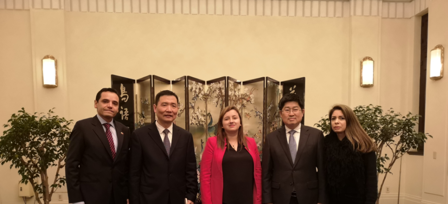 Cónsul General de Colombia en Shanghai, Luz Helena Echeverry, se reunió con Zhu Congjiu, Vice Gobernador de la Provincia de Zhejiang