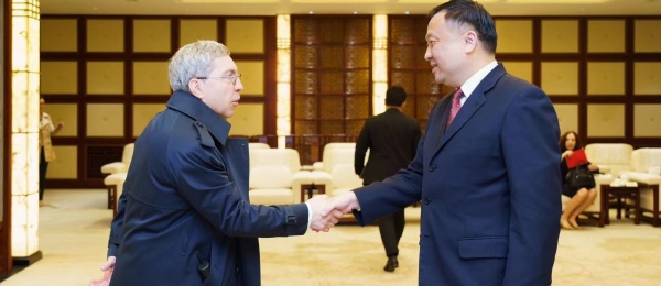 Cónsul Miguel Alberto Gómez Vélez dialogó con el vicealcalde de Shanghai, Hua Yuan, para dialogar sobre su experiencia en la metrópoli china