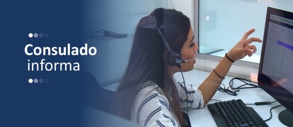 Joven frente a un computador con el mensaje Consulado informa